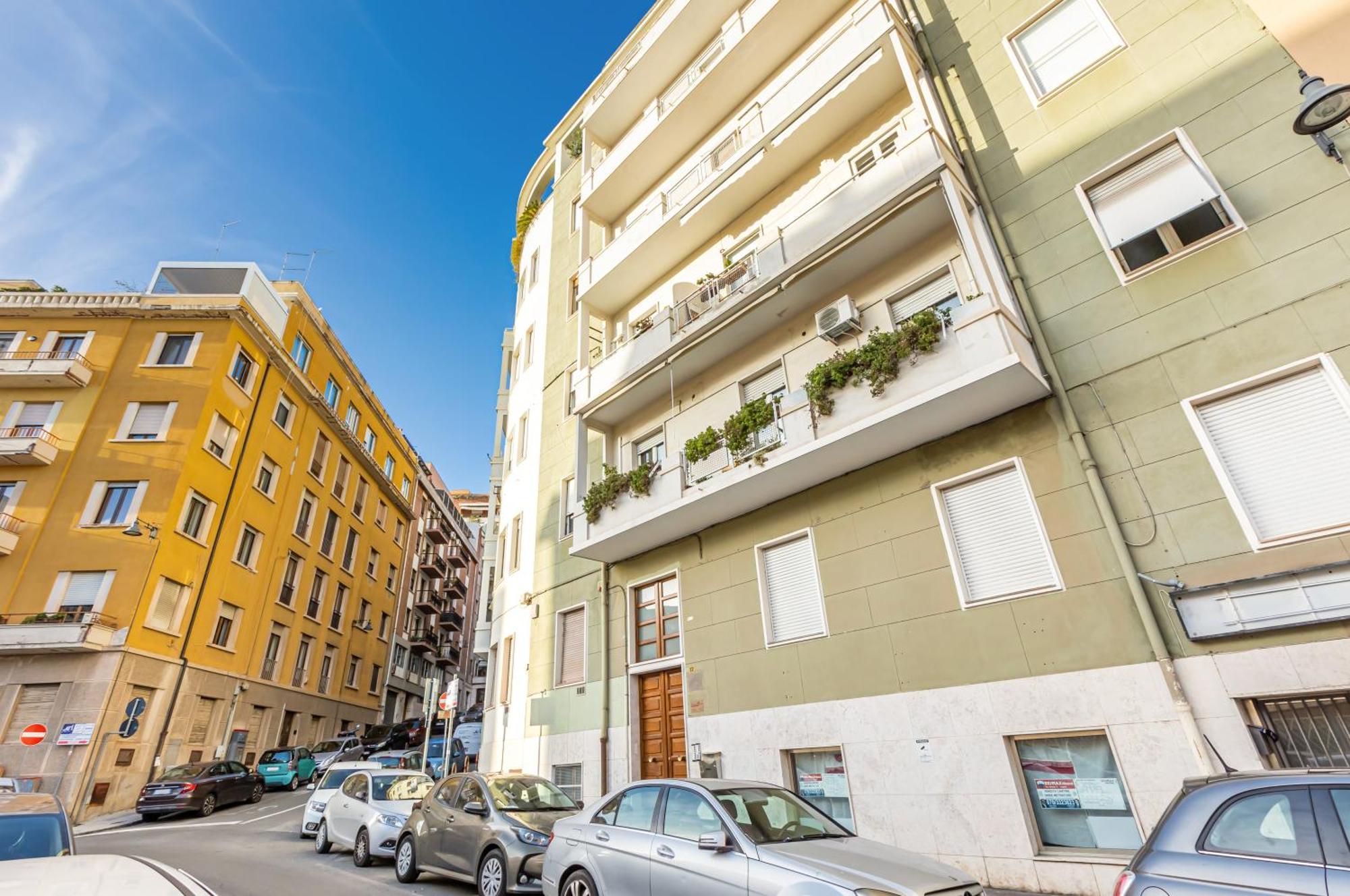 Apartment - & Roomy With Balcony! *